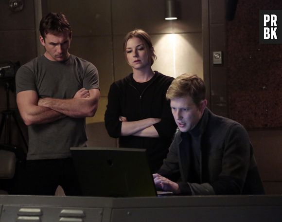 Nolan (Gabriel Mann) e Aiden (Barry Sloane) ajudam Emily (Emily VanCamp) em "Revenge"