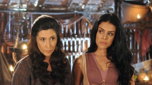 Novela "A Terra Prometida": Samara (Paloma Bernardi) e Léia (Beth Goulart) envenenam Adara!