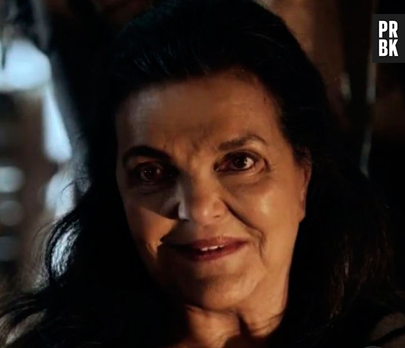 Antes de desmaiar, Adara (Yaçanã Martins) se abre com Aruna (Thais Melchior) e revela que alguém a pagou para fingir ser sua mãe em "A Terra Prometida"