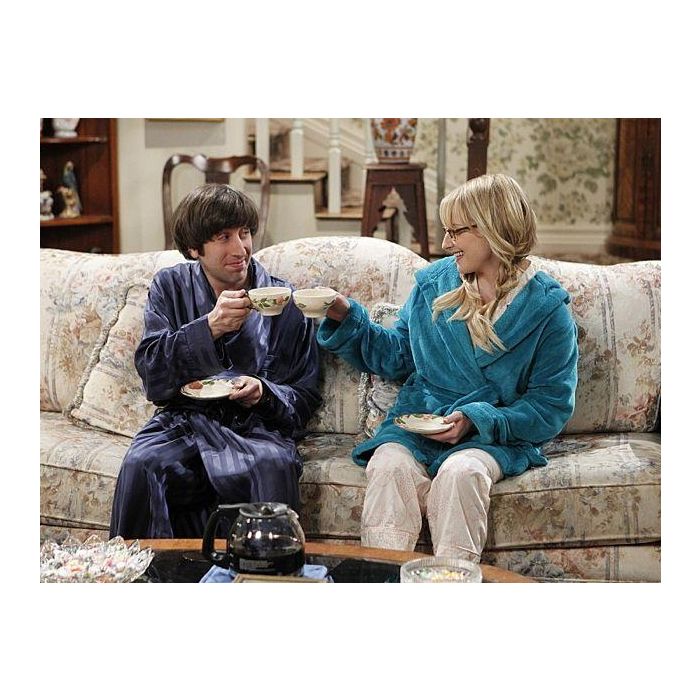  Em &quot;The Big Bang Theory&quot;, Howard (Simon Helberg) e Bernadette (Melissa Rauch) estar&amp;atilde;o mais unidos do que nunca 