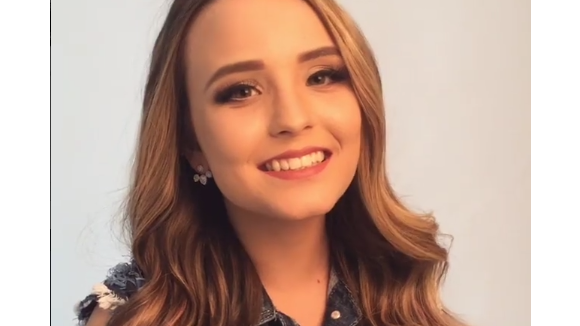 Larissa Manoela aparece sem maquiagem e manda recado para os fãs durante viagem!