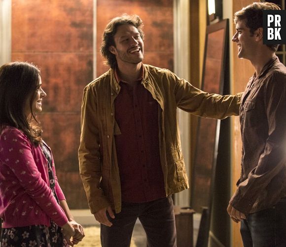 Novela "Haja Coração": Henrique (Nando Rodrigues) ajuda Shirlei (Sabrina Petraglia) e Felipe (Marcos Pitombo) a se encontrarem escondidos