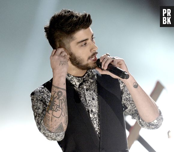 Zayn Malik desenha suas próprias tatuagens