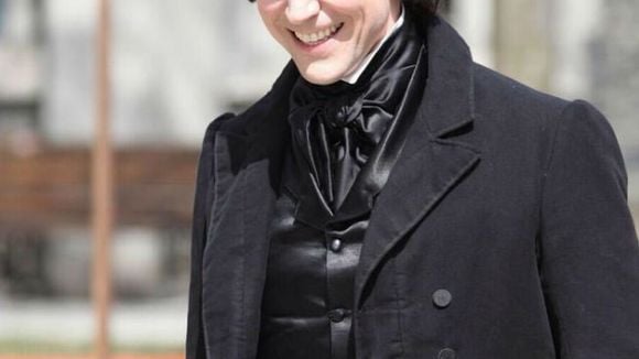 Veja Tom Hiddleston no set de "Crimson Peak", filme terror de Guillermo Del Toro