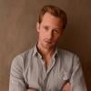 Alexander Skarsgard, o Eric de "True Blood", é o favorito para substituir Charlie Hunnam no filme "50 Tons de Cinza"