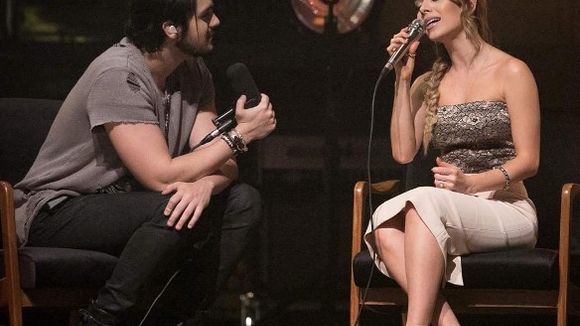 Luan Santana e Sandy emocionam fãs no clipe do single "Mesmo Sem Estar". Assista agora!