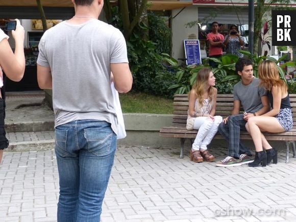 Sofia (Hanna Romanazzi) conversa com Ben (Gabriel Falcão) e Anita (Bianca Salgueiro) sobre seu problema em "Malhação"