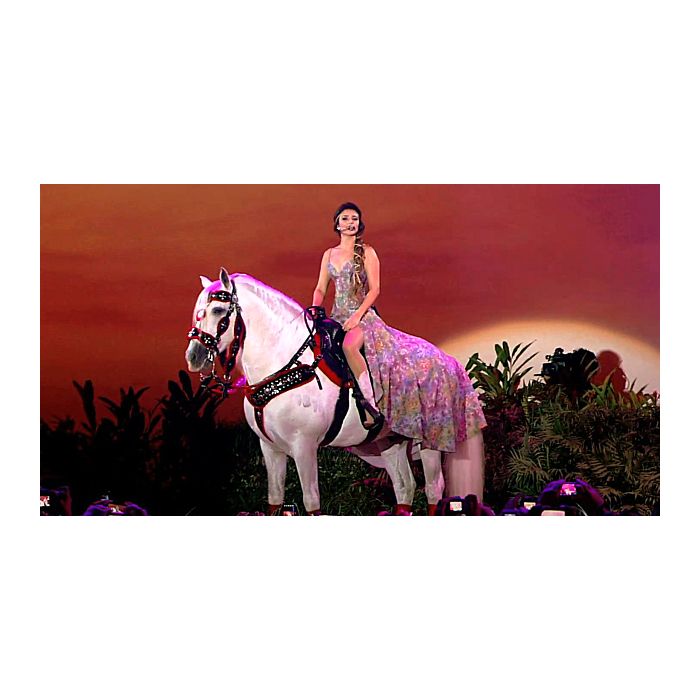 Um dos momentos marcantes do DVD &quot;Um Ser Amor&quot; é quando Paula Fernandes canta em cima de um cavalo branco