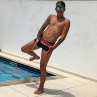 MC Gui publica foto de sunga, dá "sarrada" na beira da piscina e recebe elogios!