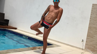 MC Gui publica foto de sunga, dá "sarrada" na beira da piscina e recebe elogios!