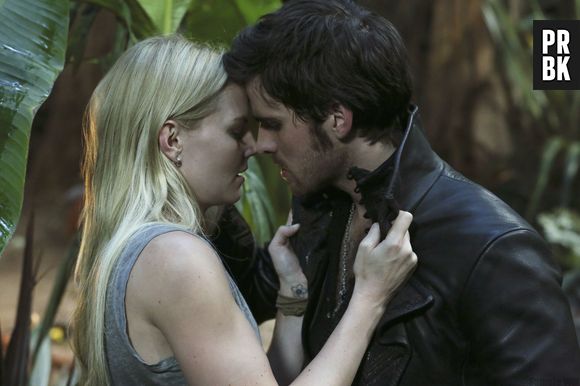 Em "Once Upon a Time", o primeiro beijo de Emma (Jennifer Morrison) e Hook (Colin O'Donoghue) aconteceu na Terra do Nunca