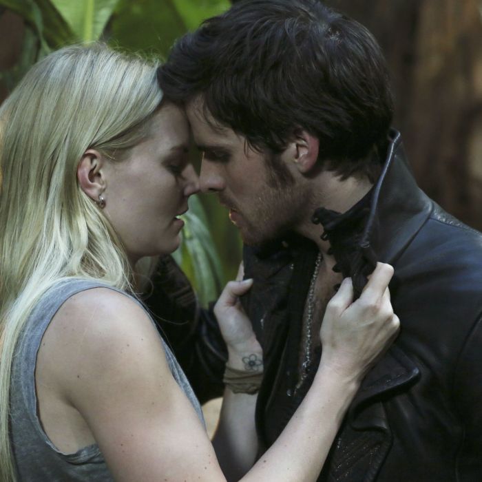  Em &quot;Once Upon a Time&quot;, o primeiro beijo de Emma (Jennifer Morrison) e Hook (Colin O&#039;Donoghue) aconteceu na Terra do Nunca 