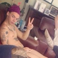 Harry Styles, do One Direction, é fotografado em momento íntimo e relaxado