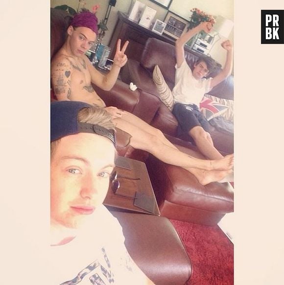 Em foto compartilhada no Instagram Harry Styles,do One Direction, aparece bem relaxado assistindo uma luta de boxe