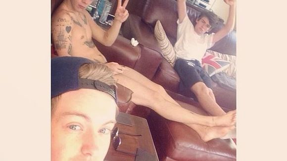 Harry Styles, do One Direction, é fotografado em momento íntimo e relaxado