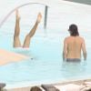 Ainda no Rio, Harry Styles, do One Direction, foi clicado em uma pose indiscreta, enquanto fazia bananeira