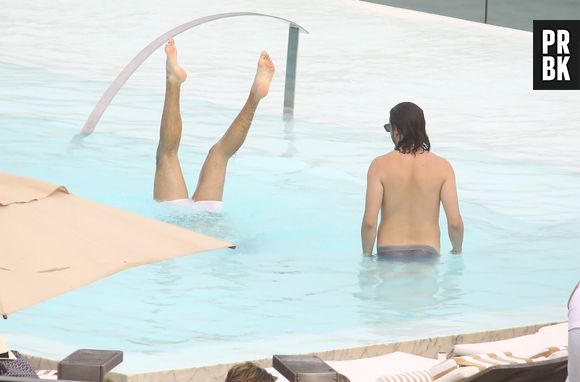 Ainda no Rio, Harry Styles, do One Direction, foi clicado em uma pose indiscreta, enquanto fazia bananeira