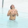 Quando estava no Brasil, Harry Styles, do One Direction, sensualizou na piscina do hotel no Rio