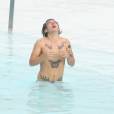  Quando estava no Brasil, Harry Styles, do One Direction, sensualizou na piscina do hotel no Rio 