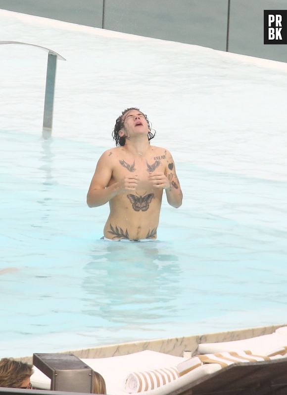 Quando estava no Brasil, Harry Styles, do One Direction, sensualizou na piscina do hotel no Rio