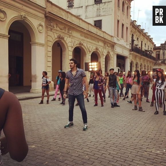 Luan Santana posto foto gravando o clipe "Bailando"