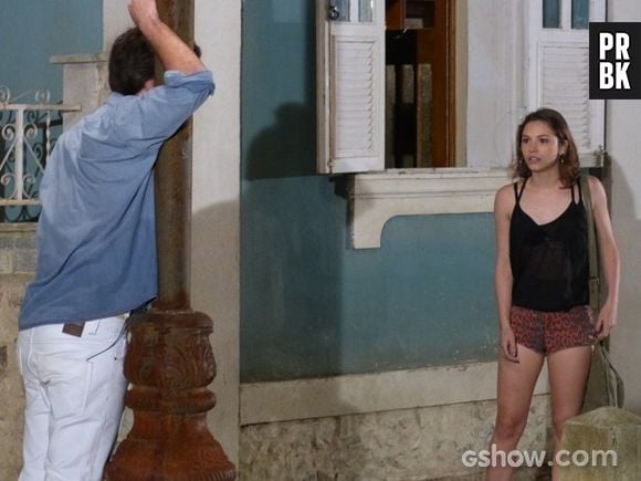 Micaela (Laía Pinho) se desespera ao ver Martin (Hugo Bonemer) passando mal em "Malhação"