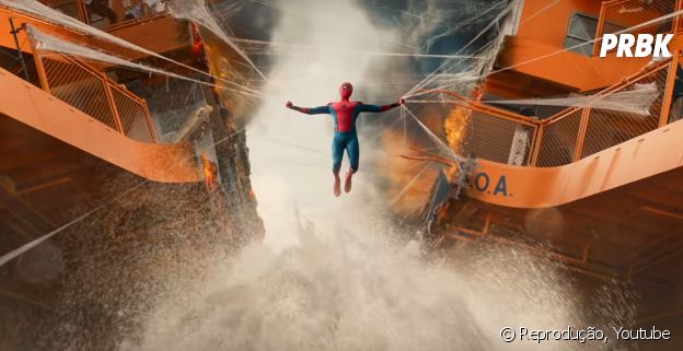 No trailer de "Homem-Aranha: De Volta ao Lar", tem a cena clássica do Homem-Aranha (Tom Holland) tentando segurar dois lado de alguma coisa gigante
