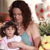 Bia (Bruna Farias) é a filha adotiva de Juliana (Vanessa Gerbelli) na novela "Em Família"