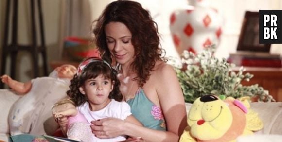 Bia (Bruna Farias) é a filha adotiva de Juliana (Vanessa Gerbelli) na novela "Em Família"