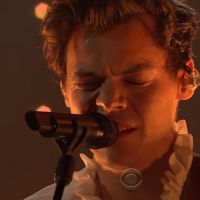 Harry Styles faz apresentação emocionante de "Two Ghosts" no "The Late Late Show with James Corden"