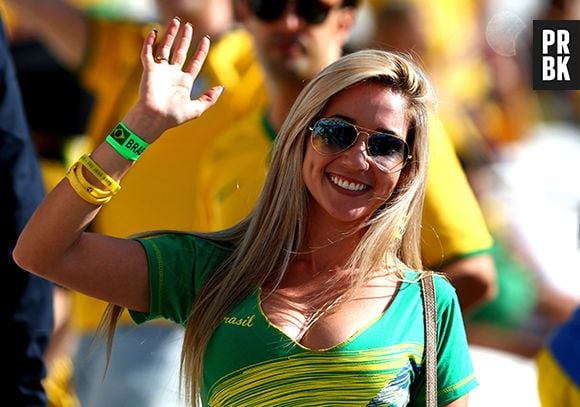 Torcedora do Brasil acena para a câmera durante o jogo