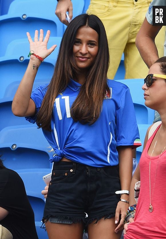 Torcedora dá tchau pra câmera durante jogo da Copa