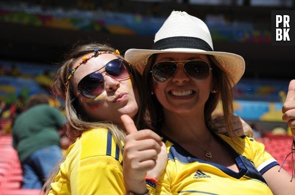 Torcedoras posam juntas para foto na Copa