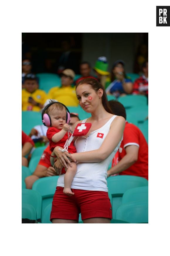 Mamãe Suiça chama atenção pela belza em estádio da Copa