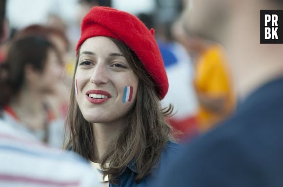 Torcedora gata na torcida da França