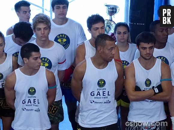 Elenco da nova "Malhação" reunido para o treino