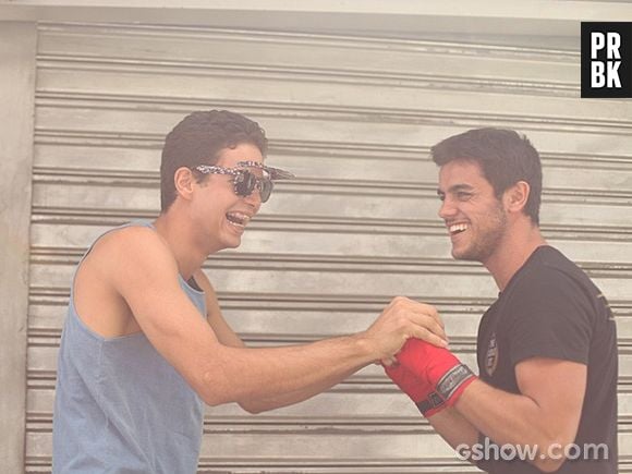 Jean Amorim e Felipe Simas aos risos nos bastidores da nova "Malhação"