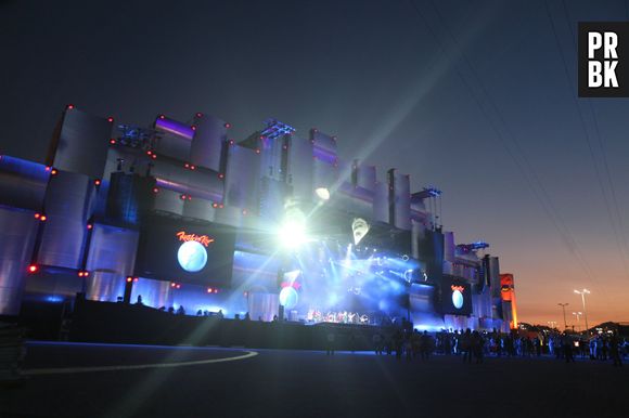 Palco Mundo passou por testes de som e luz, que contam com cem lâmpadas led que causarão efeito de movimento na estrutura metálica do telão principal.