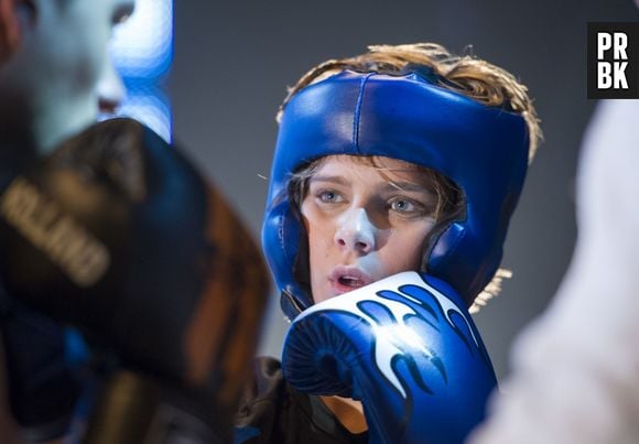 Karina (Isabella Santoni) é uma das melhores alunas de muay thai da escola de luta do Gael (Eriberto Leão)