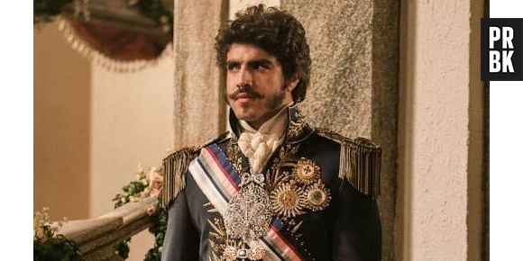 Dom Pedro (Caio Castro) encontrará suas duas mulheres discutindo e expulsará a amante da sala em "Novo Mundo"