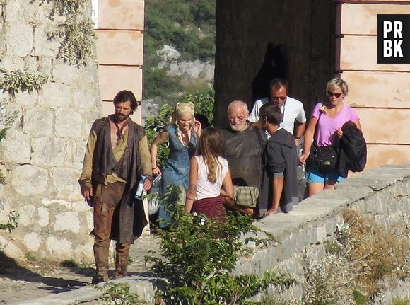 A "Mãe dos Dragões" Khaleesi (Emilia Clarke) aparece nas fotos das gravações de "Game of Thrones"