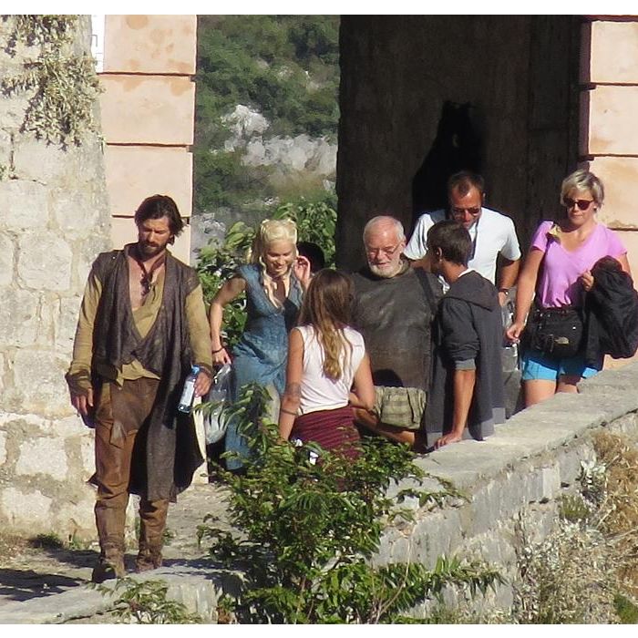 A &quot;Mãe dos Dragões&quot; Khaleesi (Emilia Clarke) aparece nas fotos das gravações de &quot;Game of Thrones&quot;