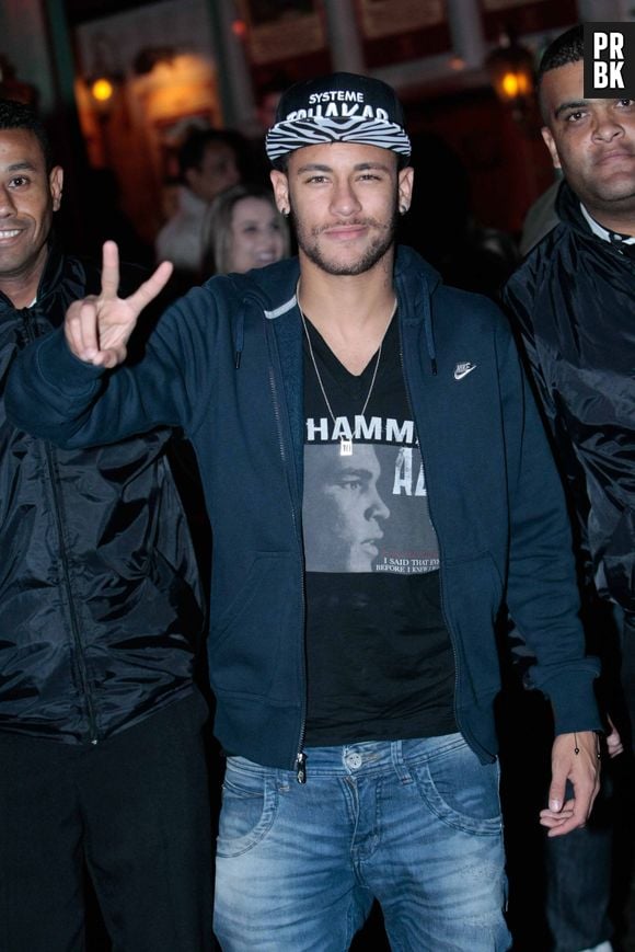 De acordo com o Purepeople, Neymar viaja para Barcelona sem Bruna Marquezine para dar continuidade ao tratamento da fratura da vértebra