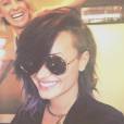  A cantora e atriz Demi Lovato cortou os fios na altura do ombro e raspou uma das laterais da cabe&ccedil;a 
