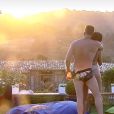 Após beijo, Marcos Harter e Monique Amin viram o pôr do sol em "A Fazenda"