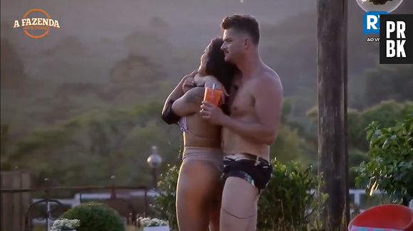 Marcos Harter e Monique Amin se beijam em "A Fazenda" e fãs reprovam