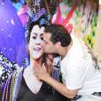 O filho de Silvio Santos, Thiago Abravanel, mostrou sua adimiração pela amiga Preta Gil e beijou o poster da cantora