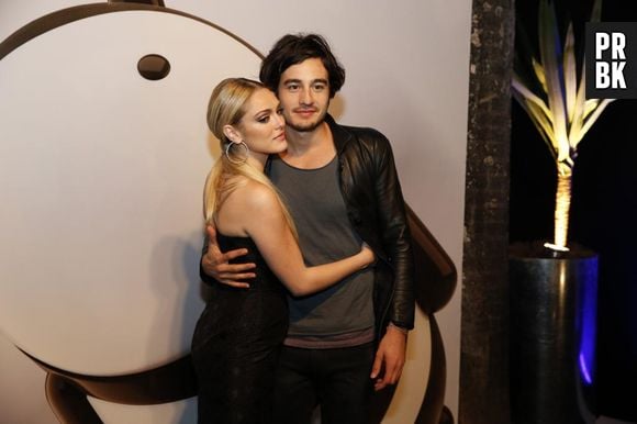 Isabelle Drummond revela que está apaixonada por Tiago Iorc