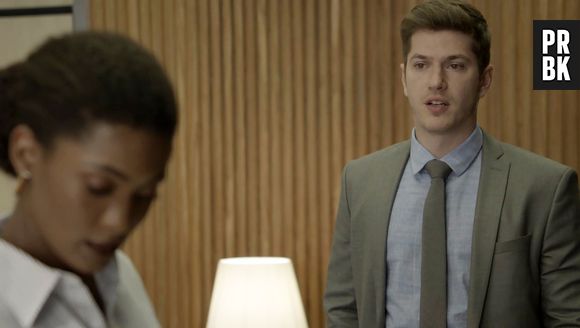 Em "O Outro Lado do Paraíso": Bruno (Caio Paduan) descobre que Raquel (Érika Januza) e Radu (Thiago Thomé) estão juntos e fica arrasado