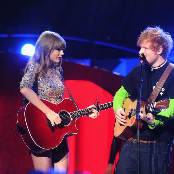 Taylor Swift e Ed Sheeran protagonizam momento engraçado em vídeo publicado pela cantora